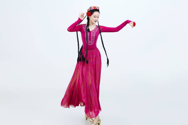 表演中国新疆维吾尔族传统舞蹈的美丽舞者
