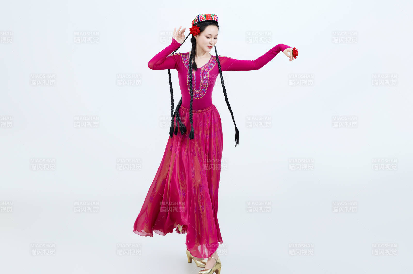 表演中国新疆维吾尔族传统舞蹈的美丽舞者