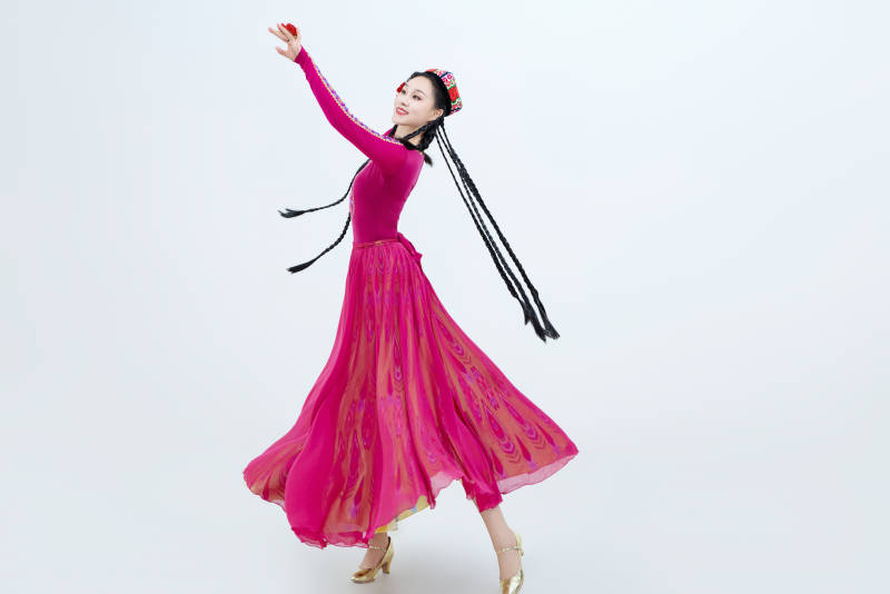 表演中国新疆维吾尔族传统舞蹈的美丽舞者