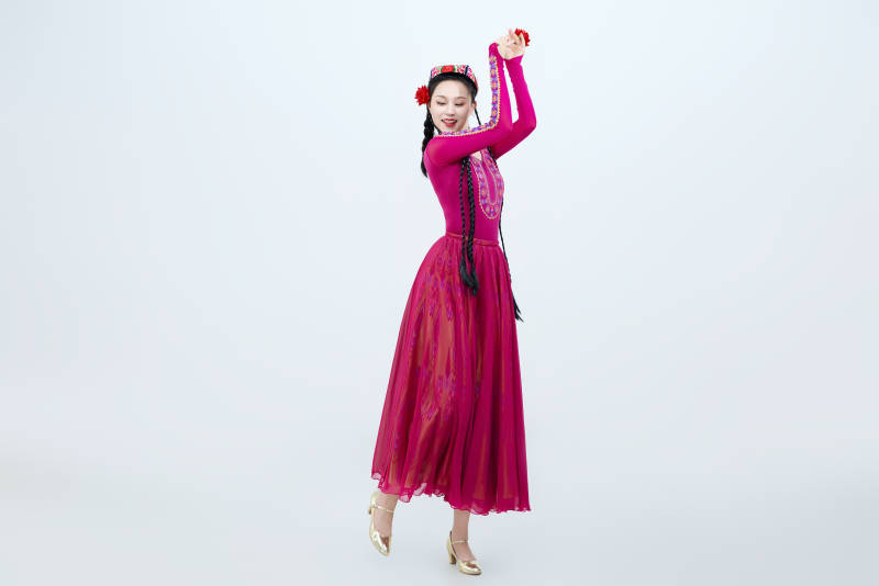 表演中国新疆维吾尔族传统舞蹈的美丽舞者