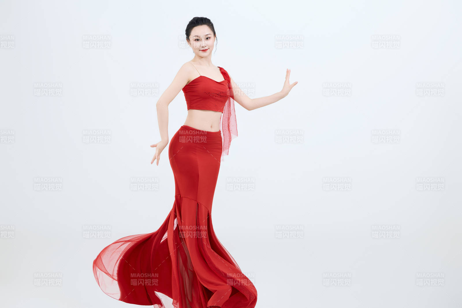 表演中国传统民族舞蹈傣族舞的美丽舞者