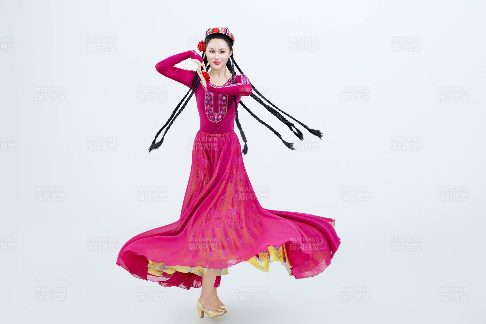 表演中國新疆維吾爾族傳統(tǒng)舞蹈的美麗舞者