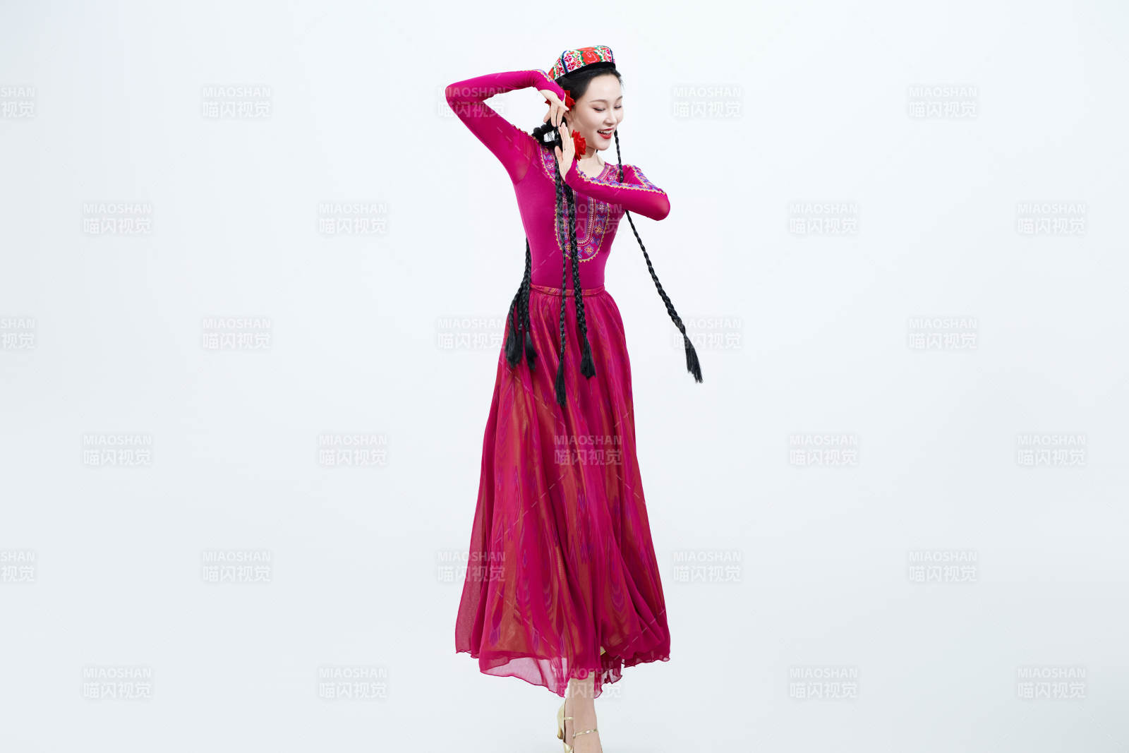 表演中国新疆维吾尔族传统舞蹈的美丽舞者