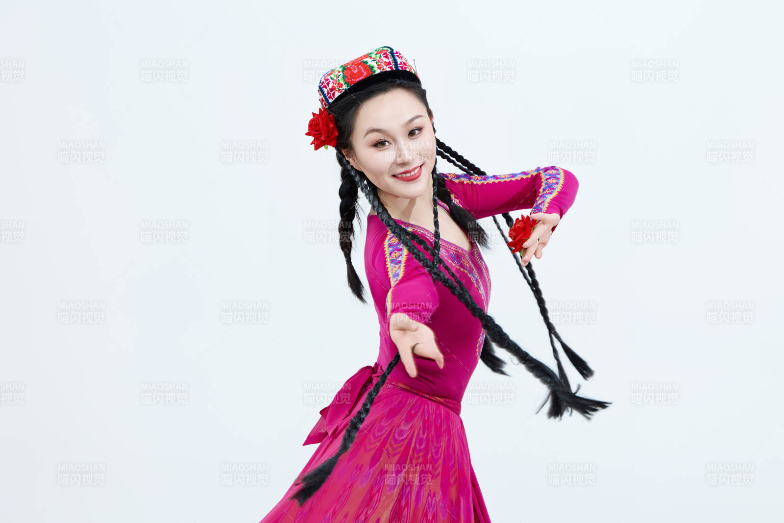 表演中国新疆维吾尔族传统舞蹈的美丽舞者