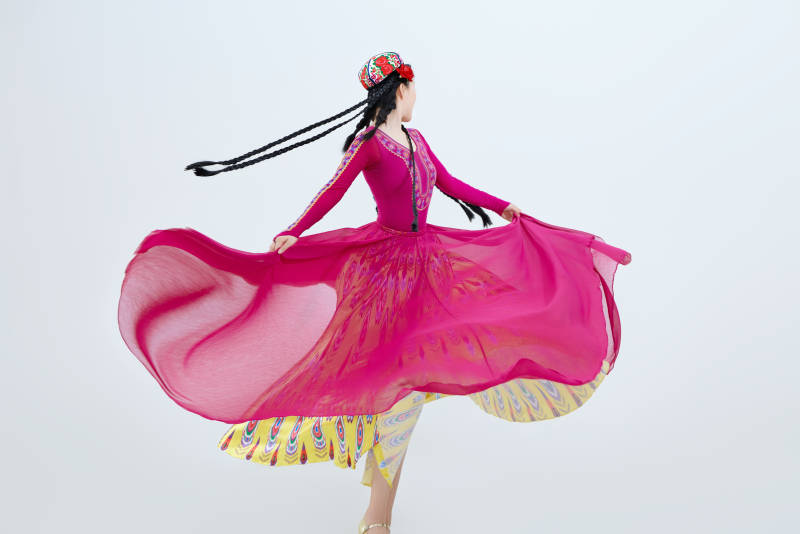 表演中国新疆维吾尔族传统舞蹈的美丽舞者