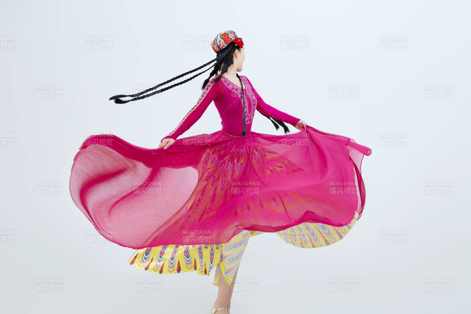 表演中国新疆维吾尔族传统舞蹈的美丽舞者