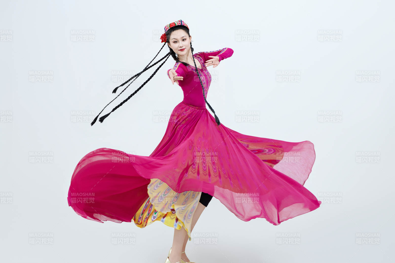 表演中國(guó)新疆維吾爾族傳統(tǒng)舞蹈的美麗舞者