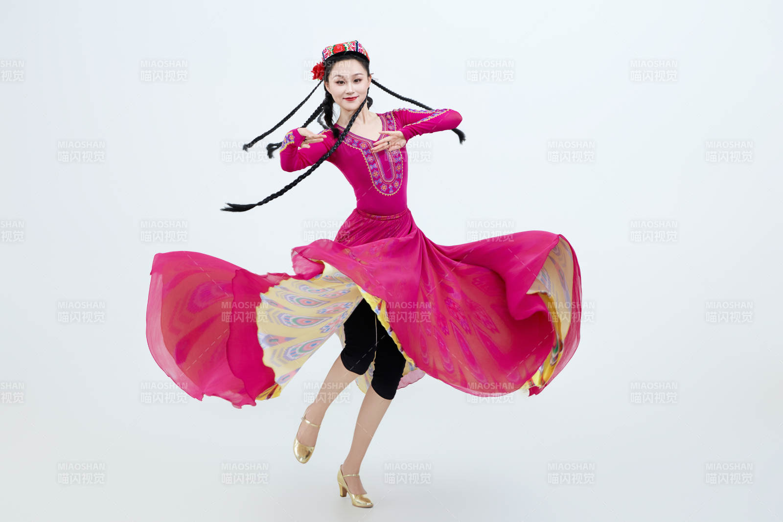 表演中国新疆维吾尔族传统舞蹈的美丽舞者