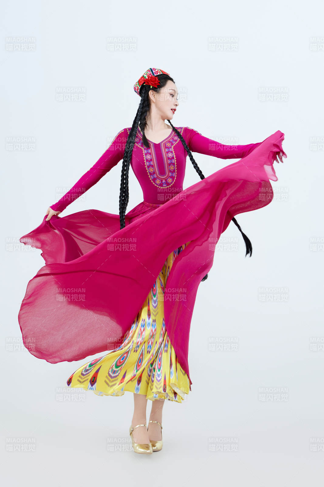 表演中國新疆維吾爾族傳統(tǒng)舞蹈的美麗舞者