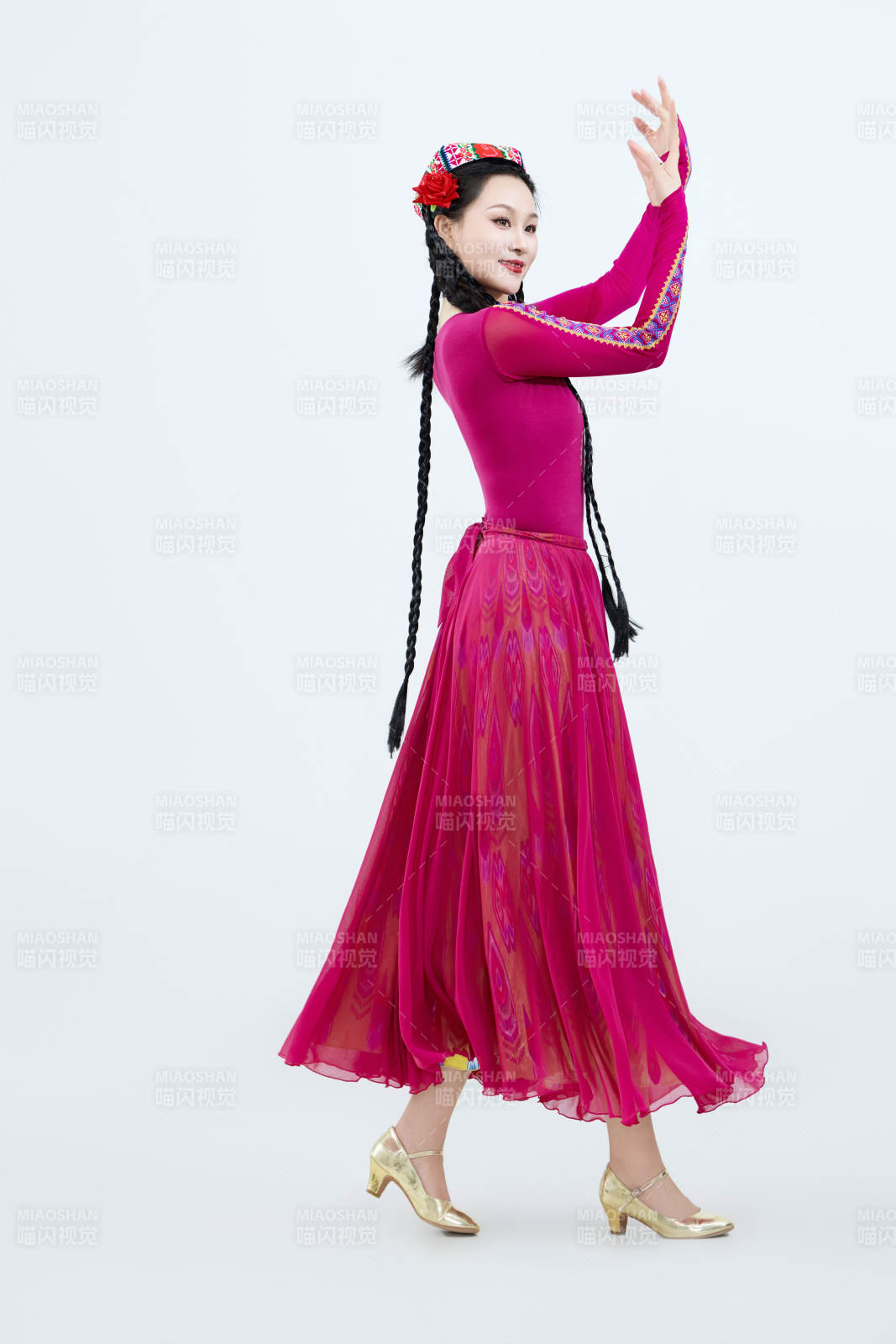 表演中國新疆維吾爾族傳統舞蹈的美麗舞者