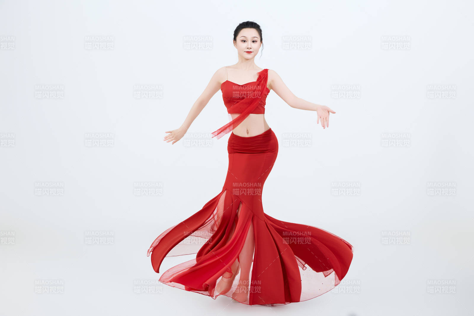 表演中國傳統民族舞蹈傣族舞的美麗舞者