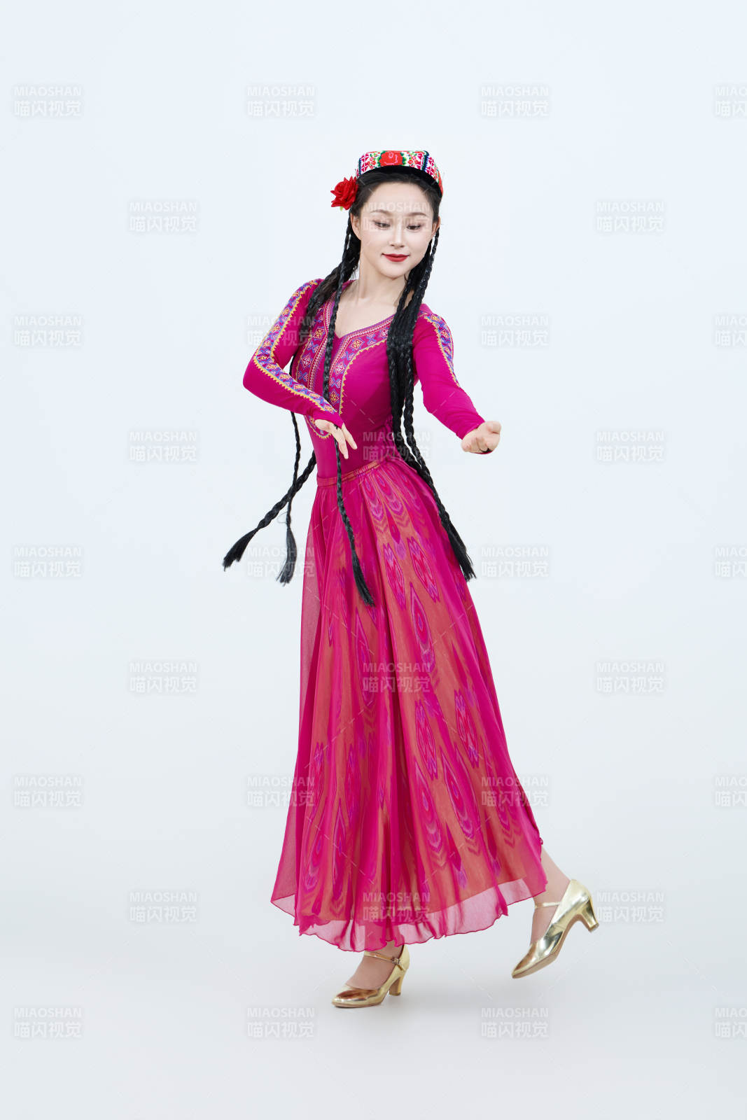 表演中國新疆維吾爾族傳統舞蹈的美麗舞者