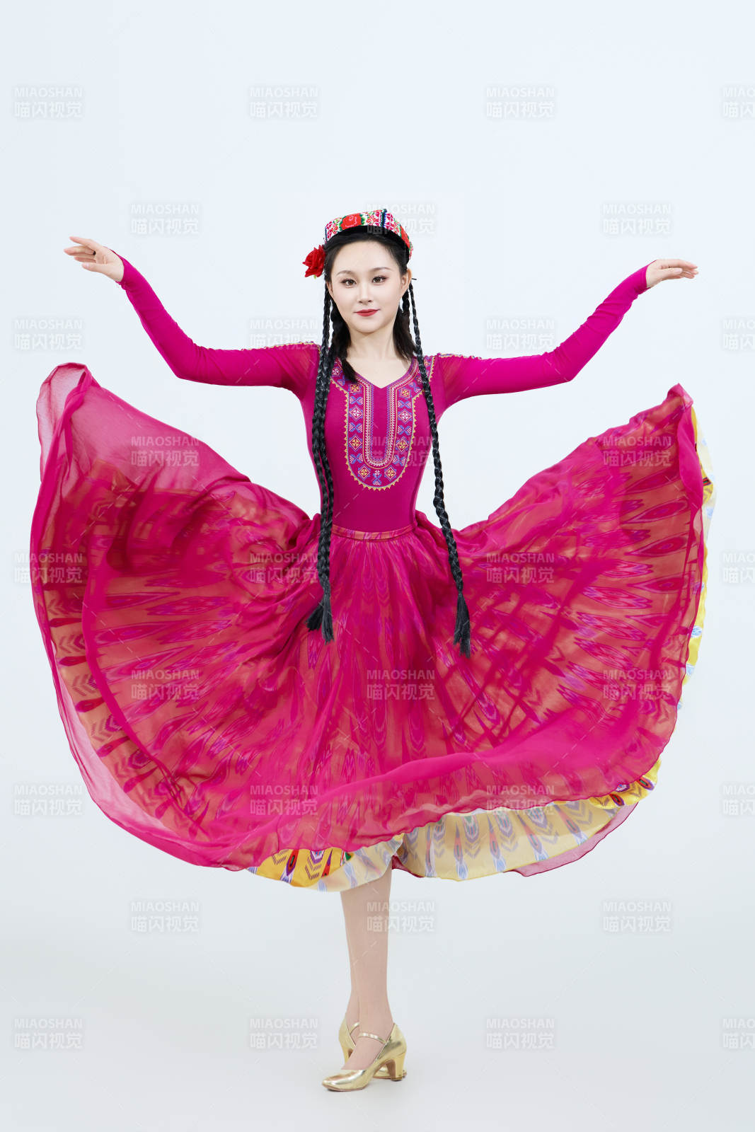 表演中國新疆維吾爾族傳統舞蹈的美麗舞者