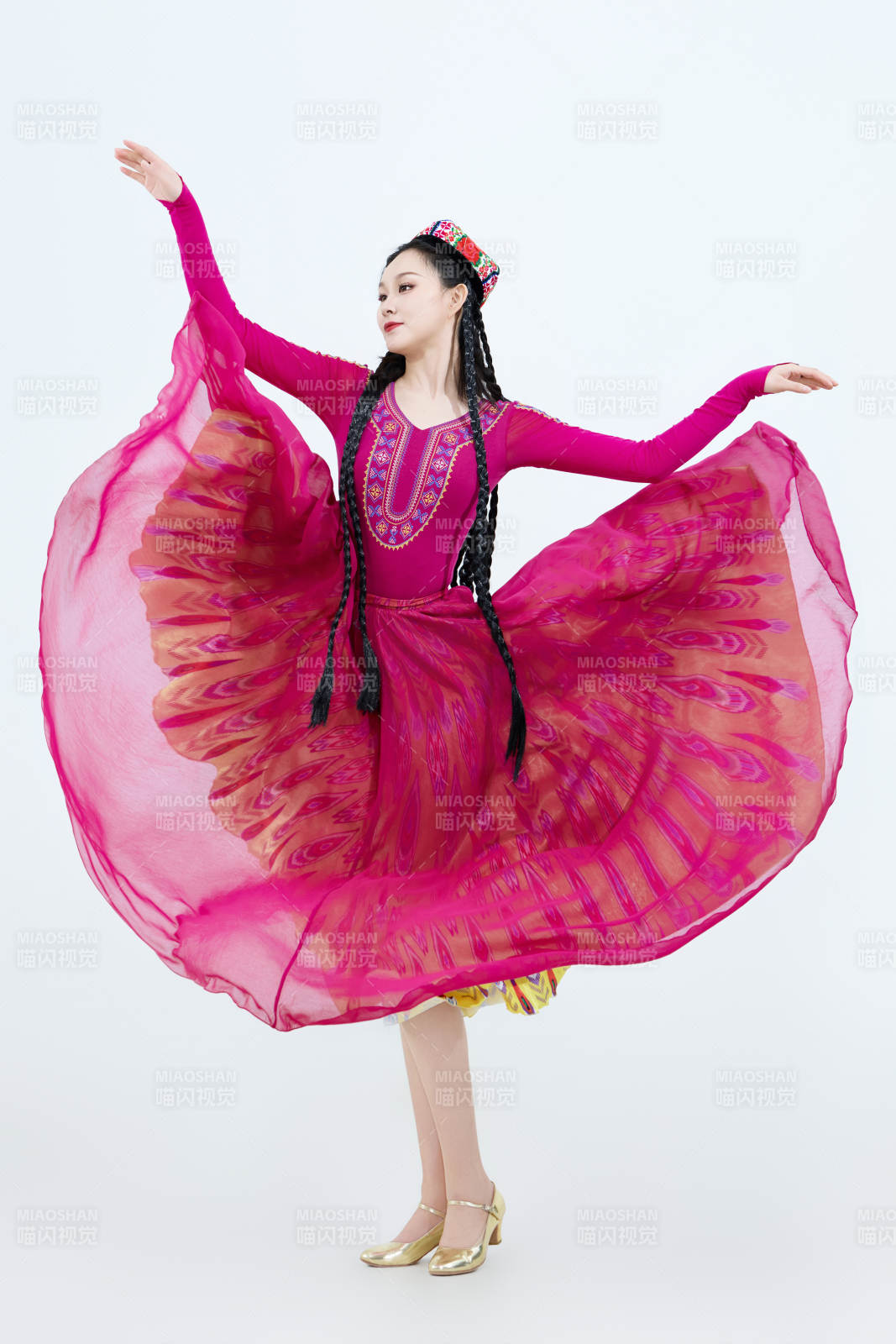 表演中國新疆維吾爾族傳統舞蹈的美麗舞者