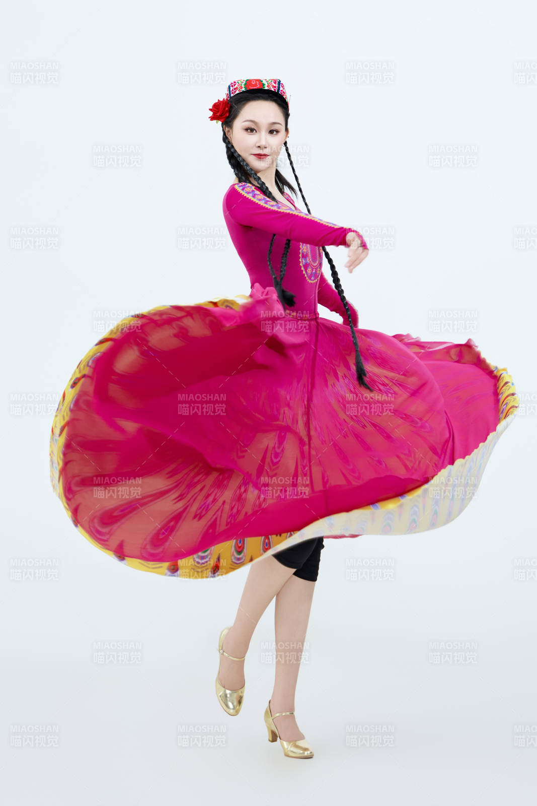 表演中國新疆維吾爾族傳統(tǒng)舞蹈的美麗舞者