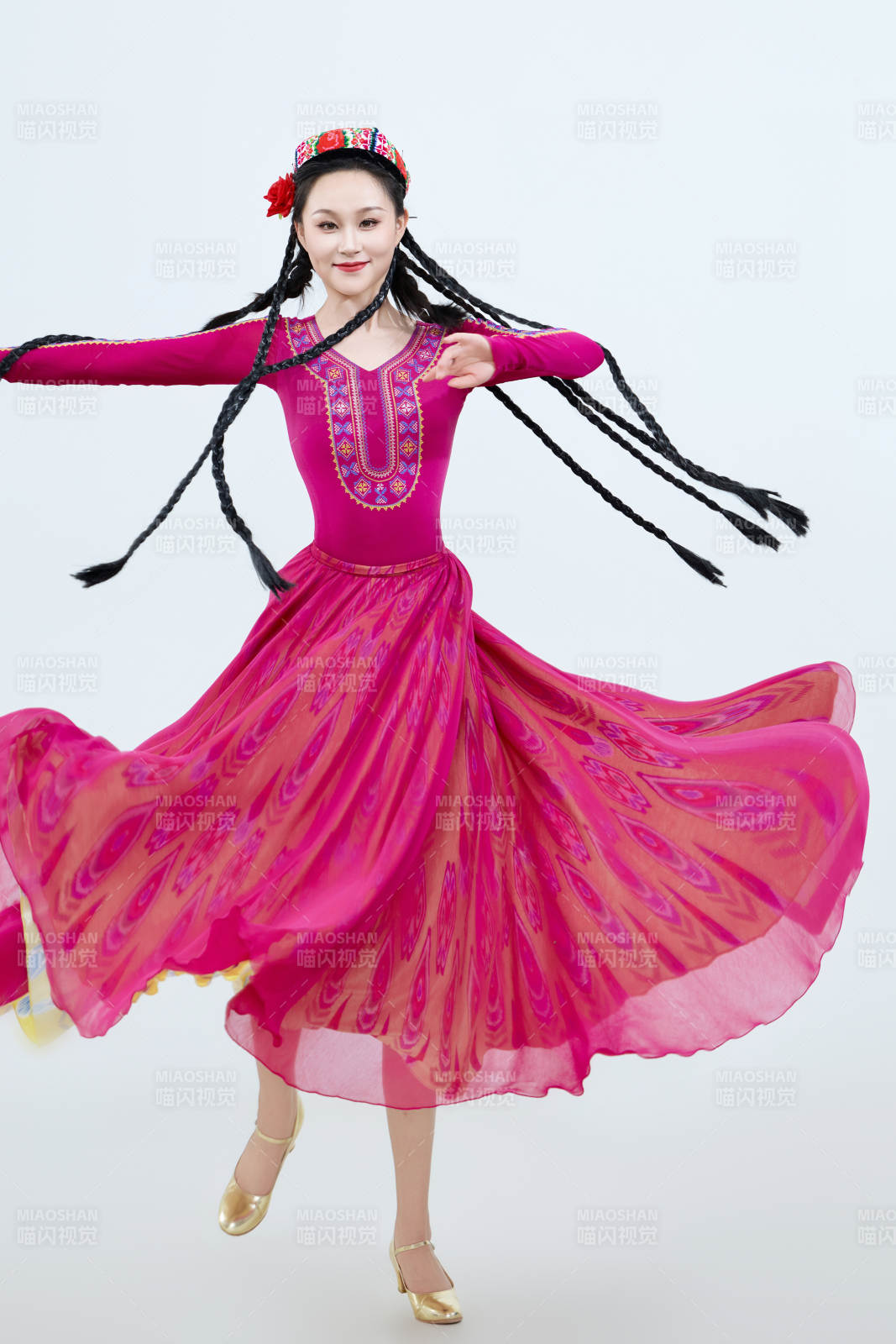 表演中國新疆維吾爾族傳統(tǒng)舞蹈的美麗舞者