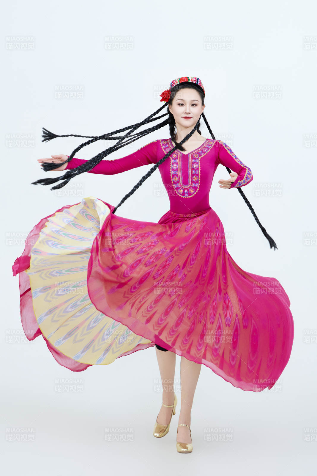 表演中国新疆维吾尔族传统舞蹈的美丽舞者