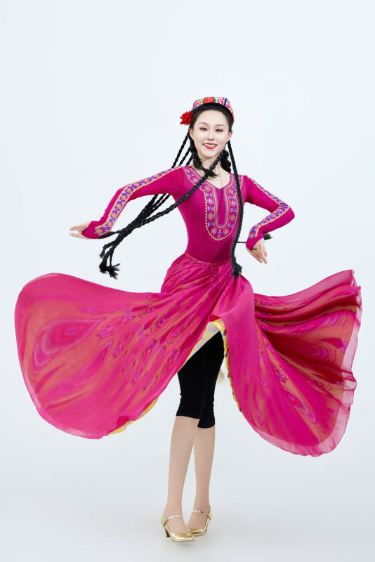 表演中国新疆维吾尔族传统舞蹈的美丽舞者