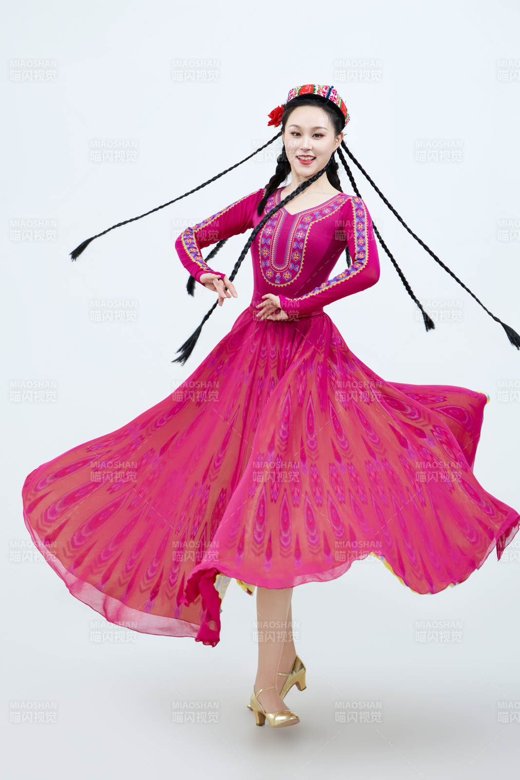 表演中國(guó)新疆維吾爾族傳統(tǒng)舞蹈的美麗舞者