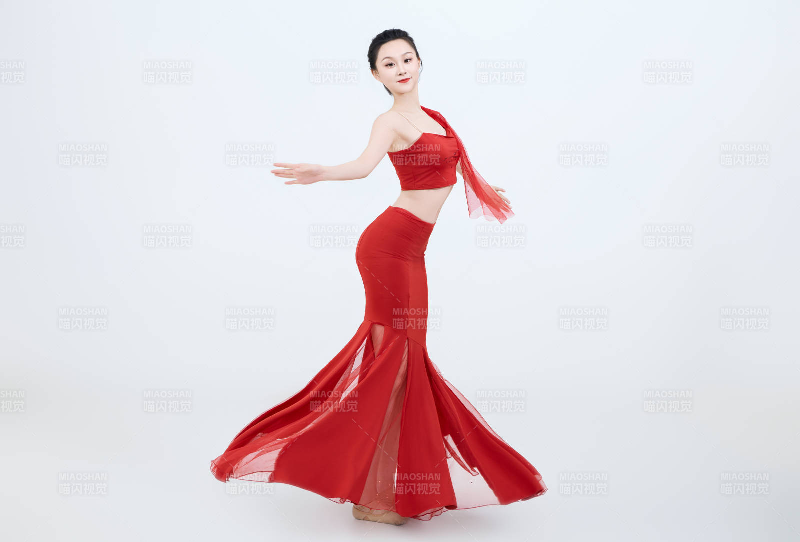 表演中国传统民族舞蹈傣族舞的美丽舞者