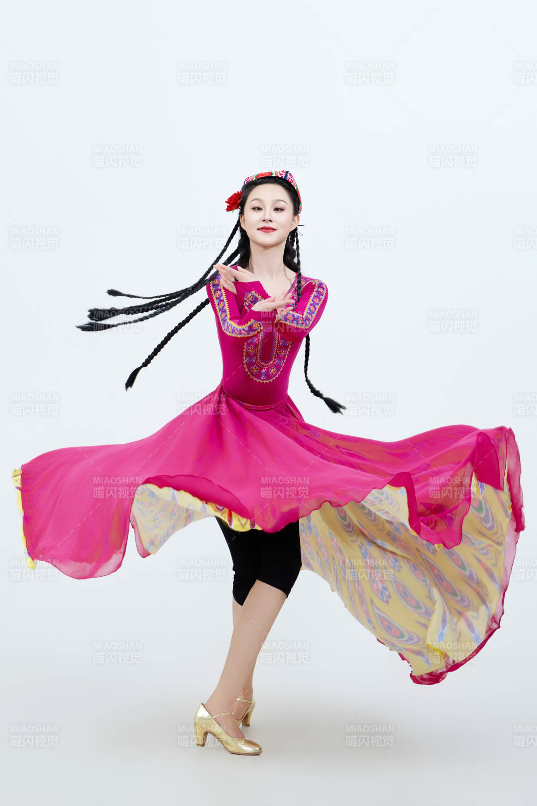 表演中國新疆維吾爾族傳統(tǒng)舞蹈的美麗舞者