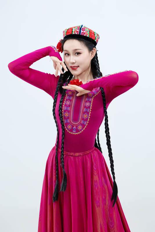 表演中国新疆维吾尔族传统舞蹈的美丽舞者