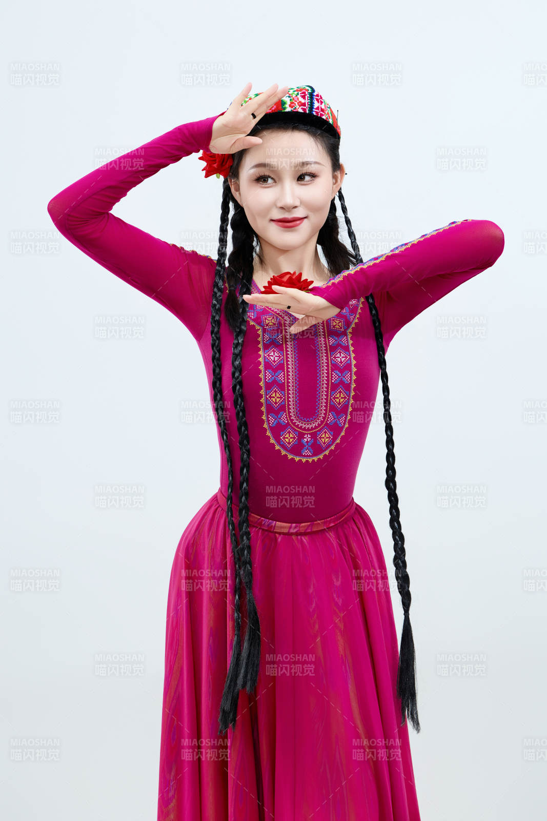 表演中國新疆維吾爾族傳統舞蹈的美麗舞者