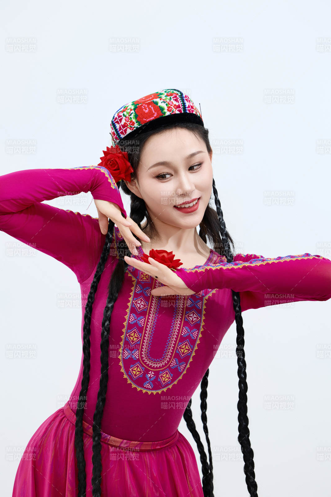 表演中國新疆維吾爾族傳統舞蹈的美麗舞者