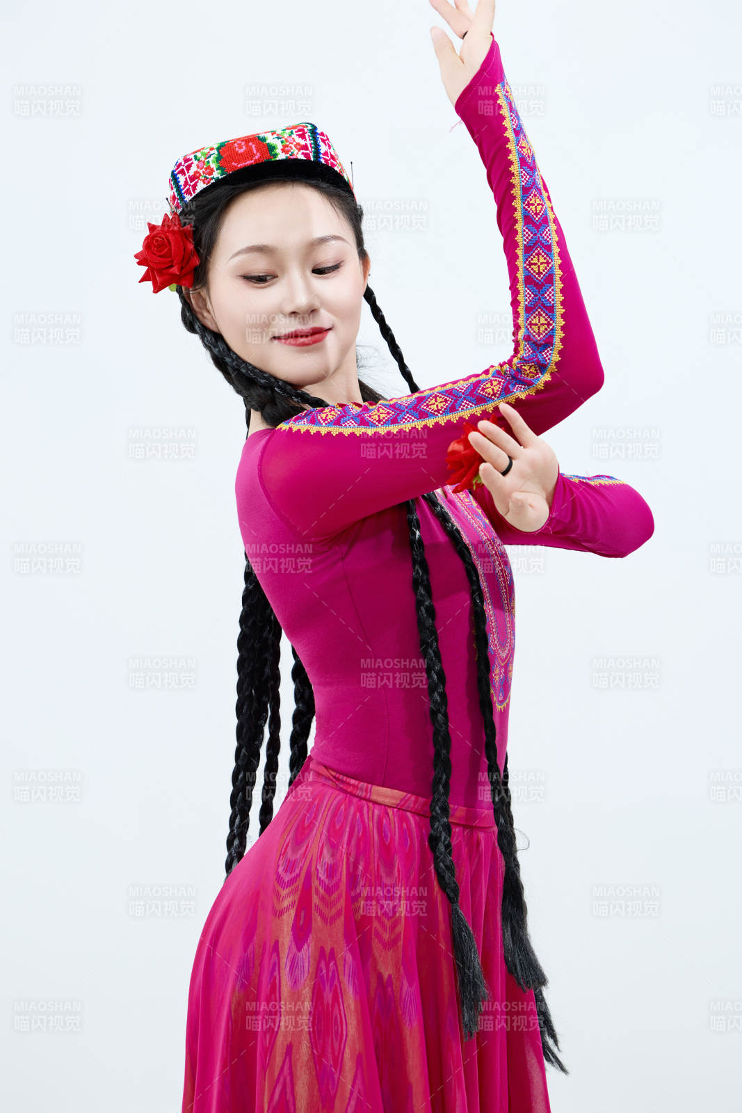 表演中国新疆维吾尔族传统舞蹈的美丽舞者