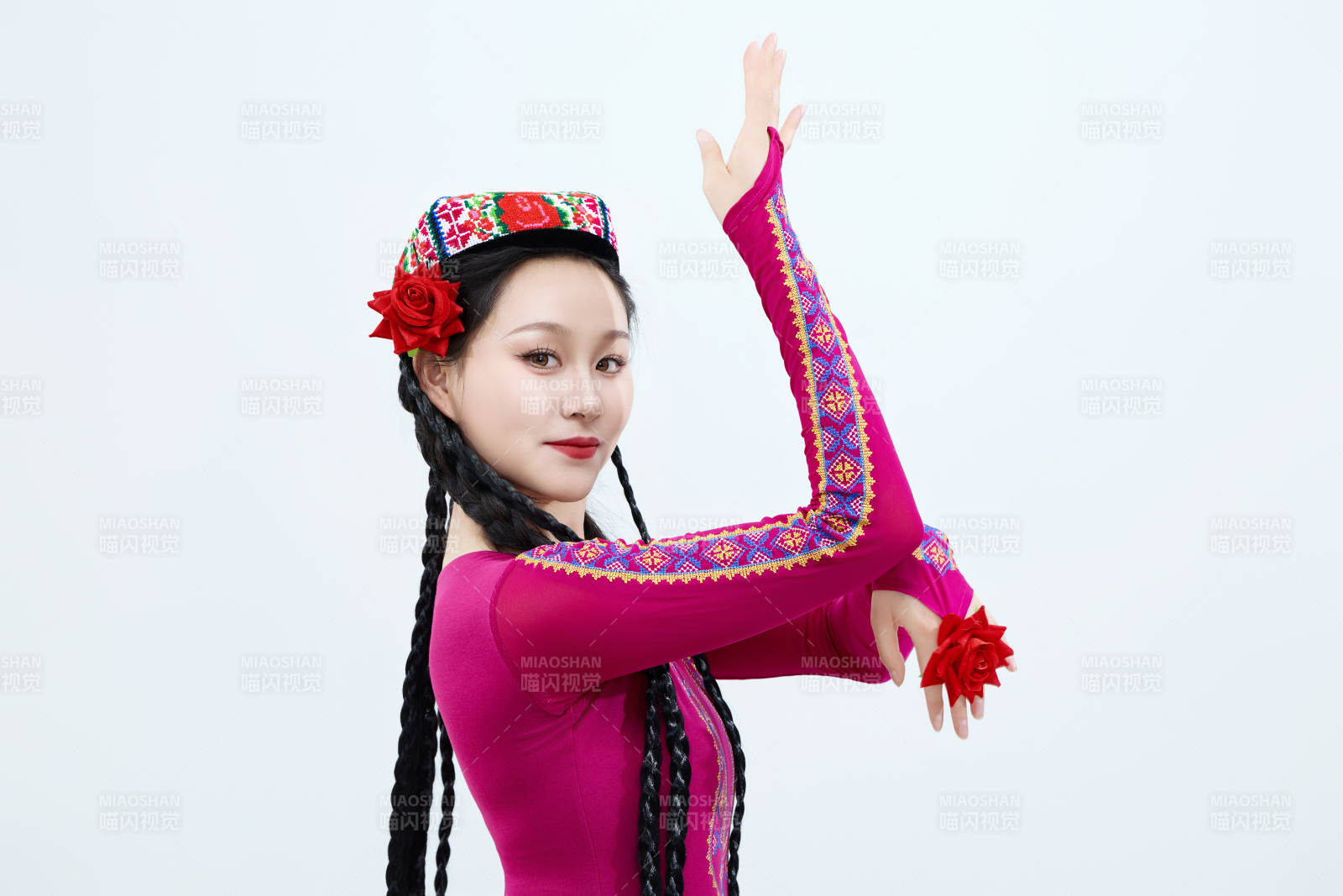 表演中国新疆维吾尔族传统舞蹈的美丽舞者