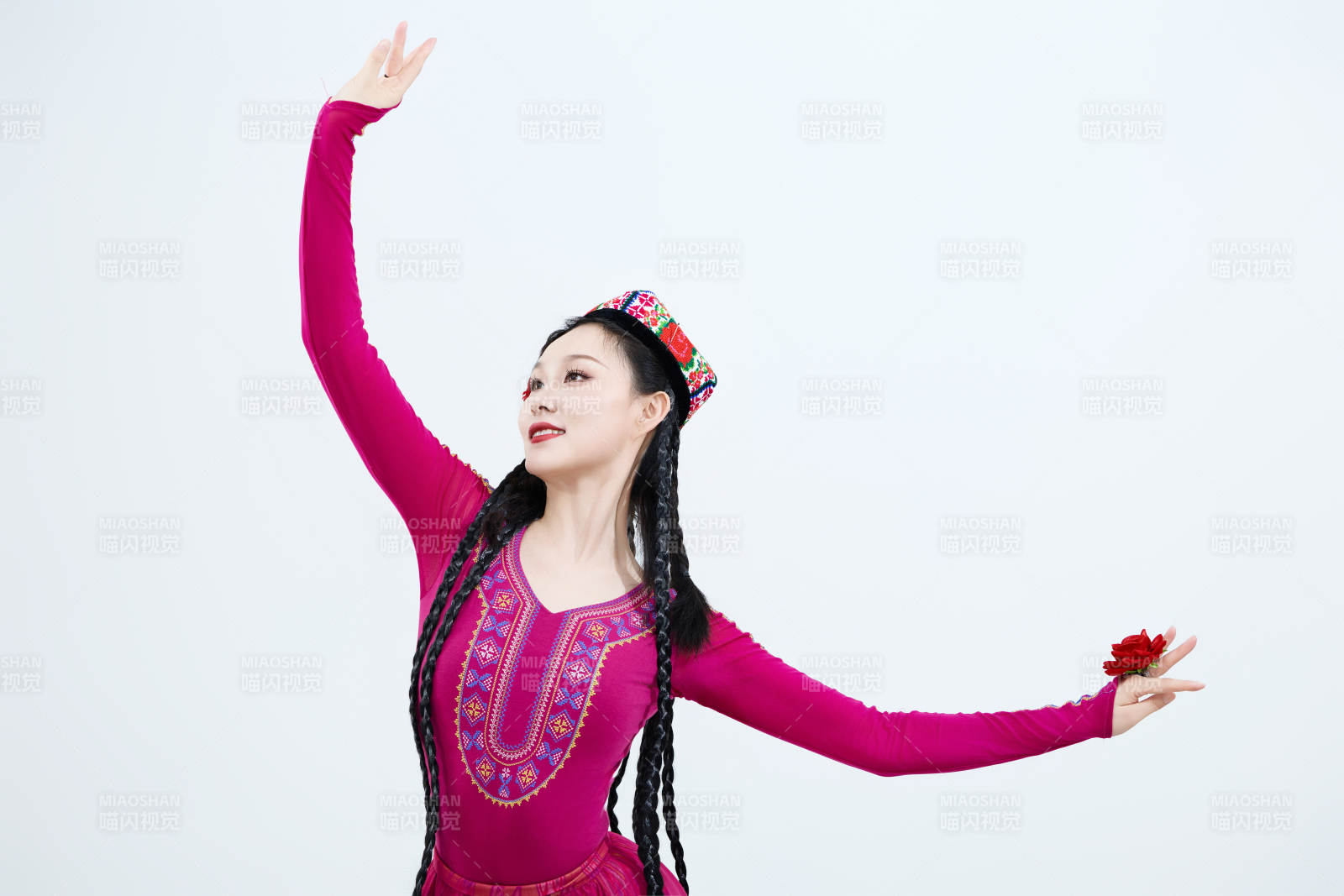 表演中國新疆維吾爾族傳統舞蹈的美麗舞者