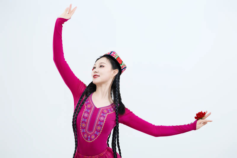 表演中国新疆维吾尔族传统舞蹈的美丽舞者