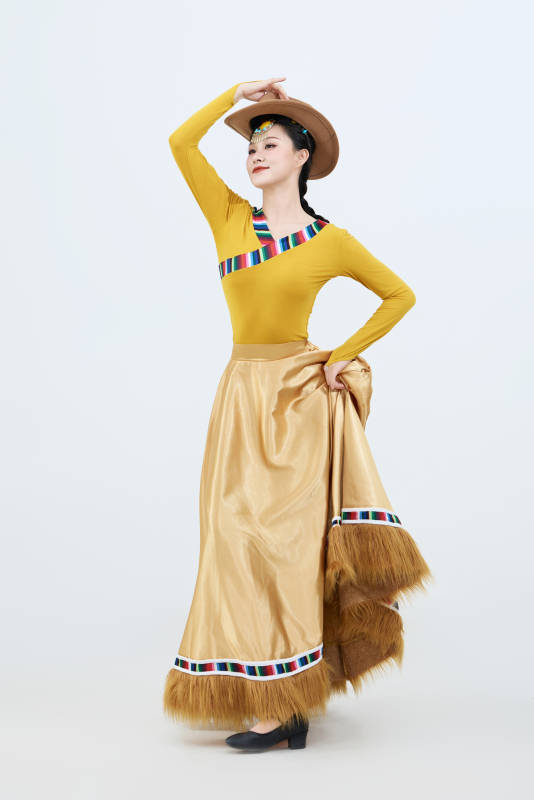 表演中国西藏藏族传统锅庄舞的美丽舞者