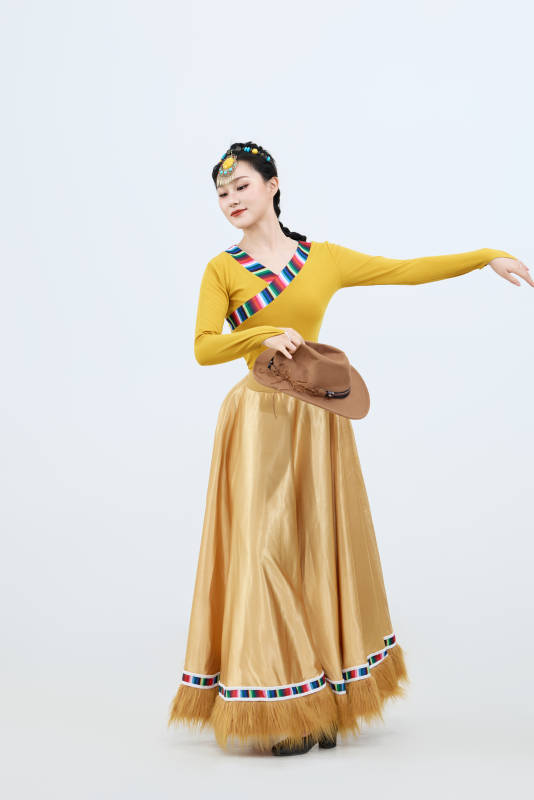 表演中国西藏藏族传统锅庄舞的美丽舞者