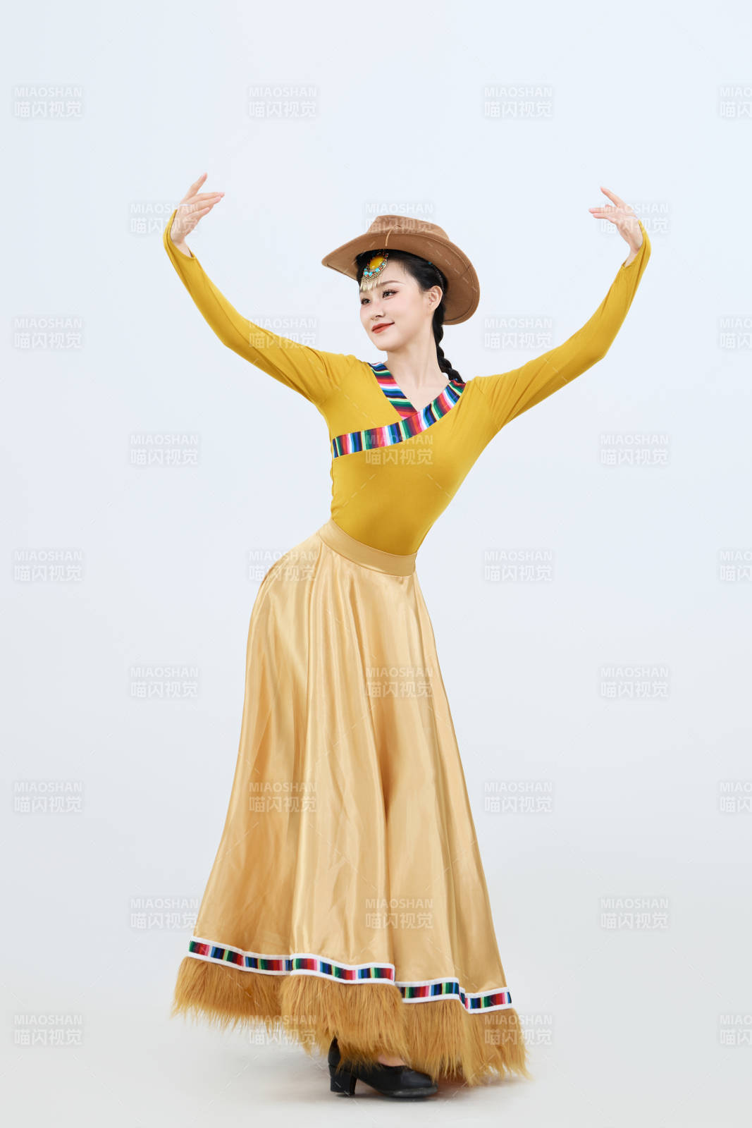 表演中國西藏藏族傳統鍋莊舞的美麗舞者