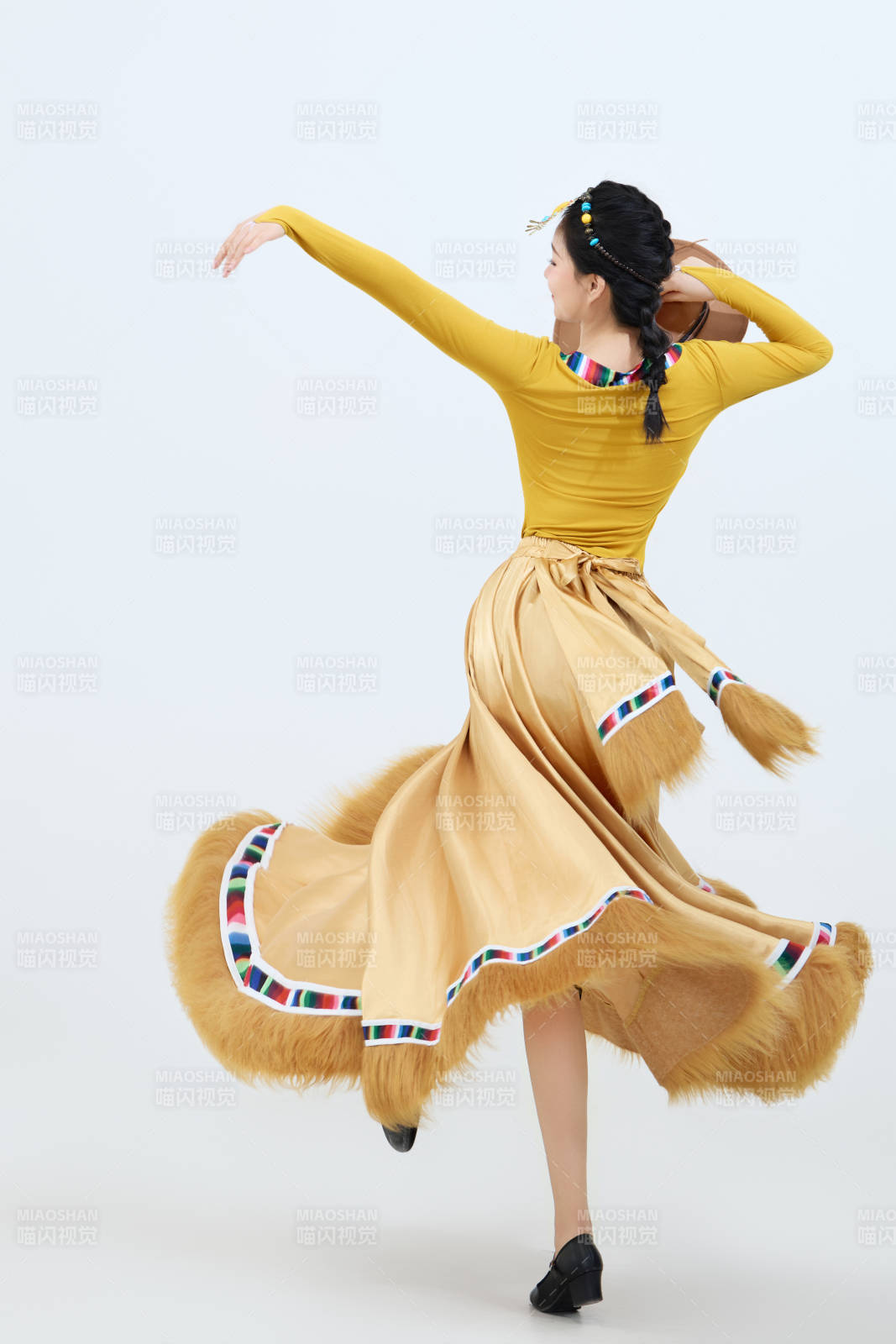 表演中國西藏藏族傳統鍋莊舞的美麗舞者