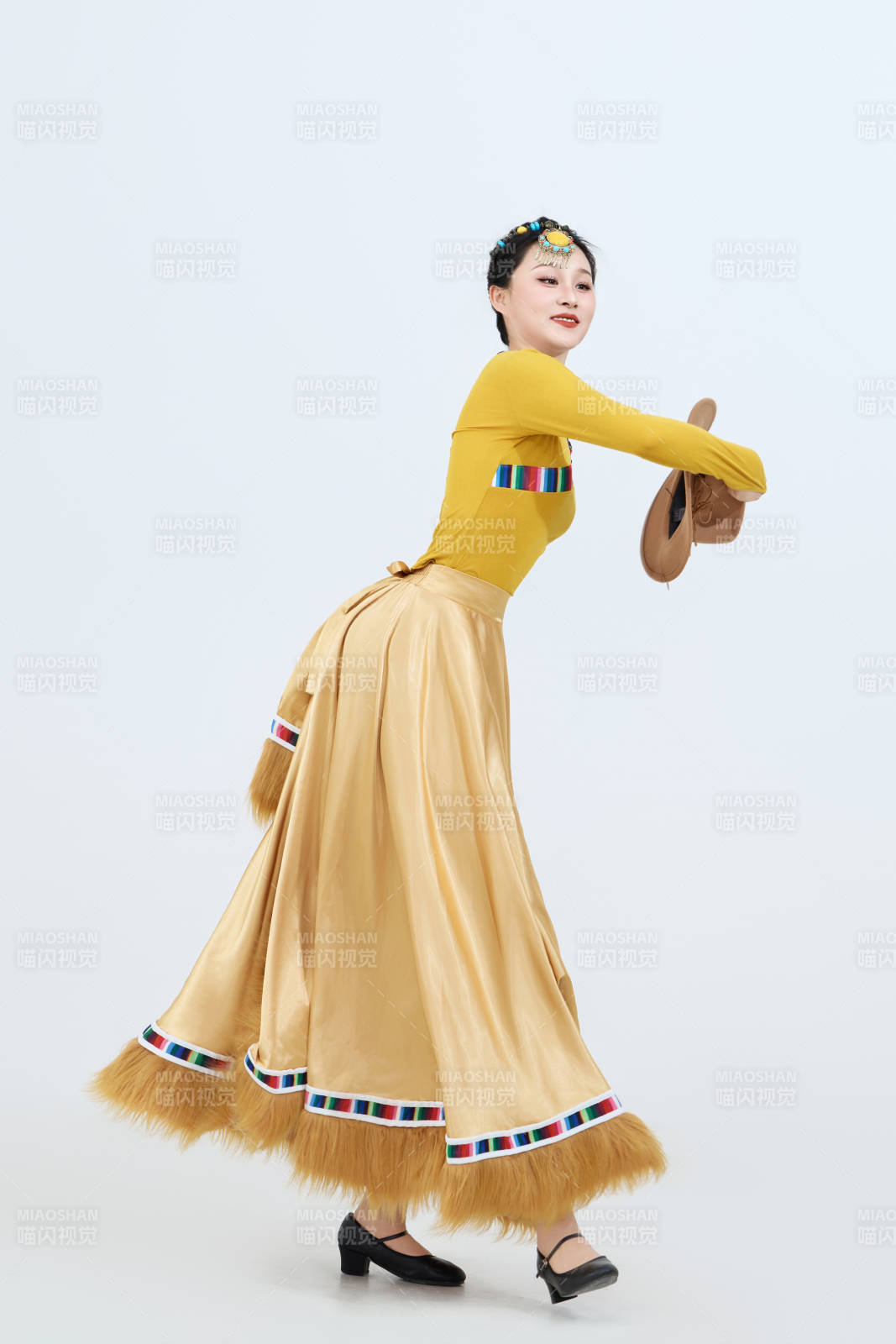 表演中国西藏藏族传统锅庄舞的美丽舞者