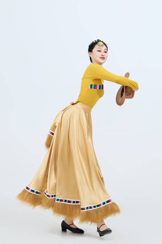 表演中国西藏藏族传统锅庄舞的美丽舞者