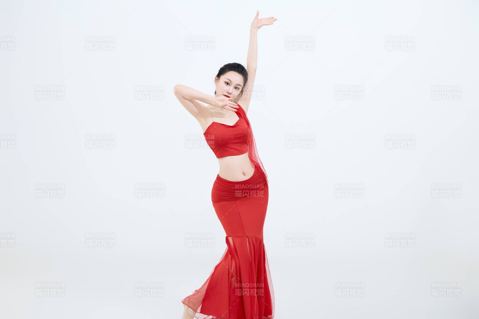 表演中國傳統民族舞蹈傣族舞的美麗舞者