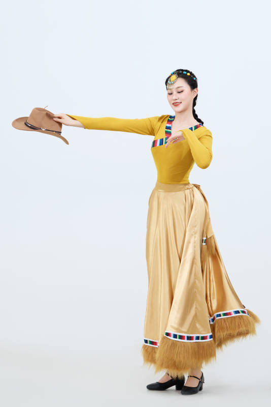 表演中国西藏藏族传统锅庄舞的美丽舞者