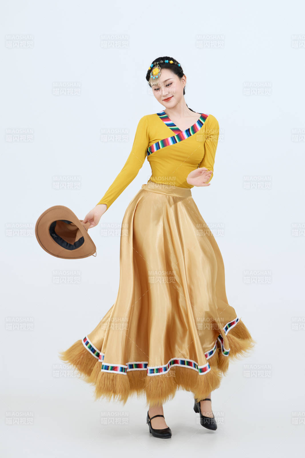 表演中国西藏藏族传统锅庄舞的美丽舞者