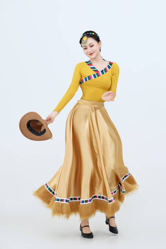 表演中国西藏藏族传统锅庄舞的美丽舞者