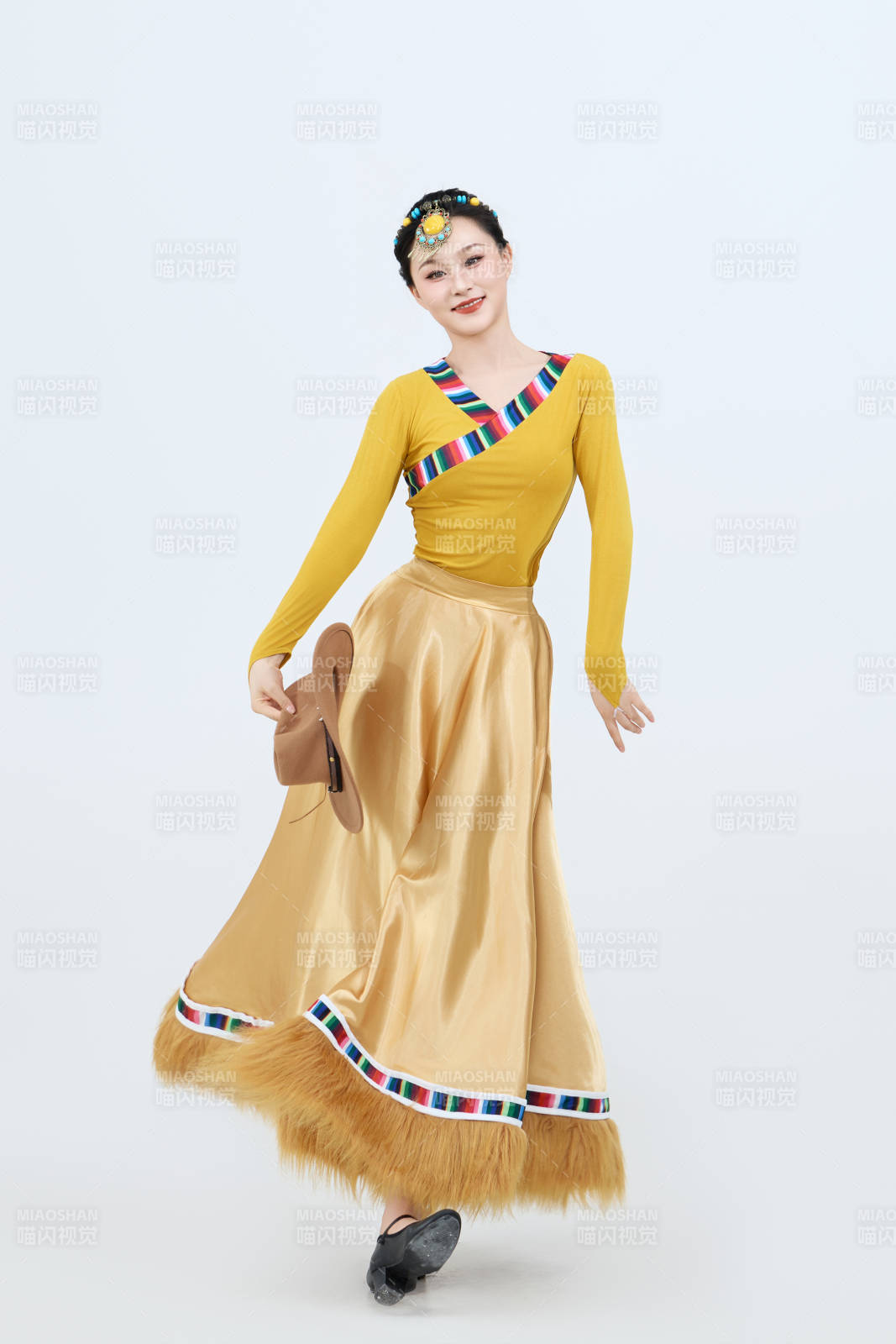 表演中国西藏藏族传统锅庄舞的美丽舞者