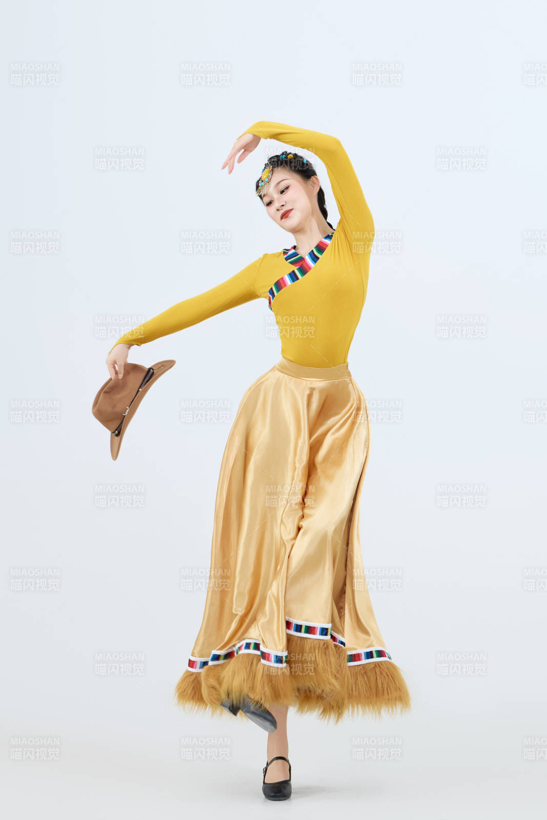 表演中國西藏藏族傳統(tǒng)鍋莊舞的美麗舞者