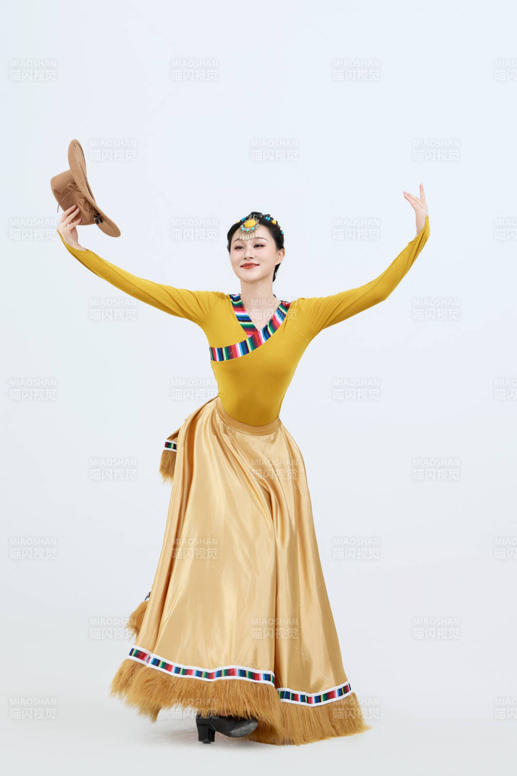 表演中國西藏藏族傳統鍋莊舞的美麗舞者