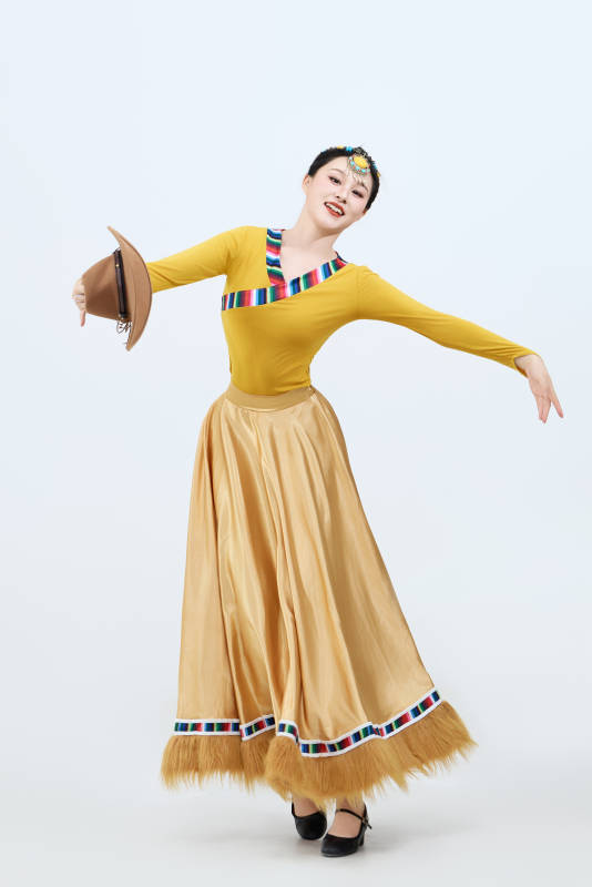 表演中国西藏藏族传统锅庄舞的美丽舞者