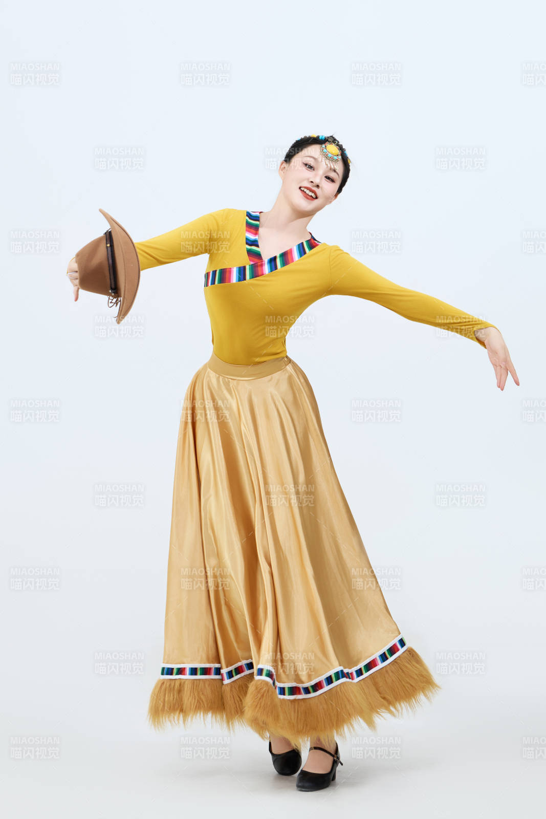 表演中国西藏藏族传统锅庄舞的美丽舞者