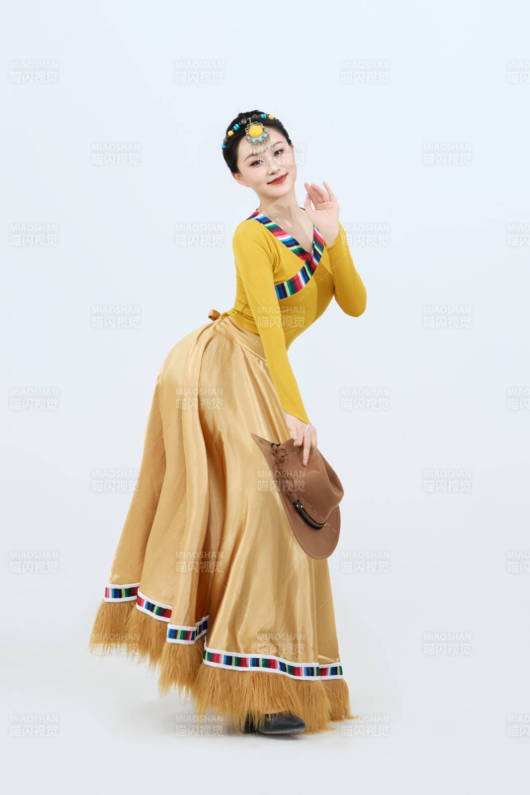 表演中國西藏藏族傳統(tǒng)鍋莊舞的美麗舞者