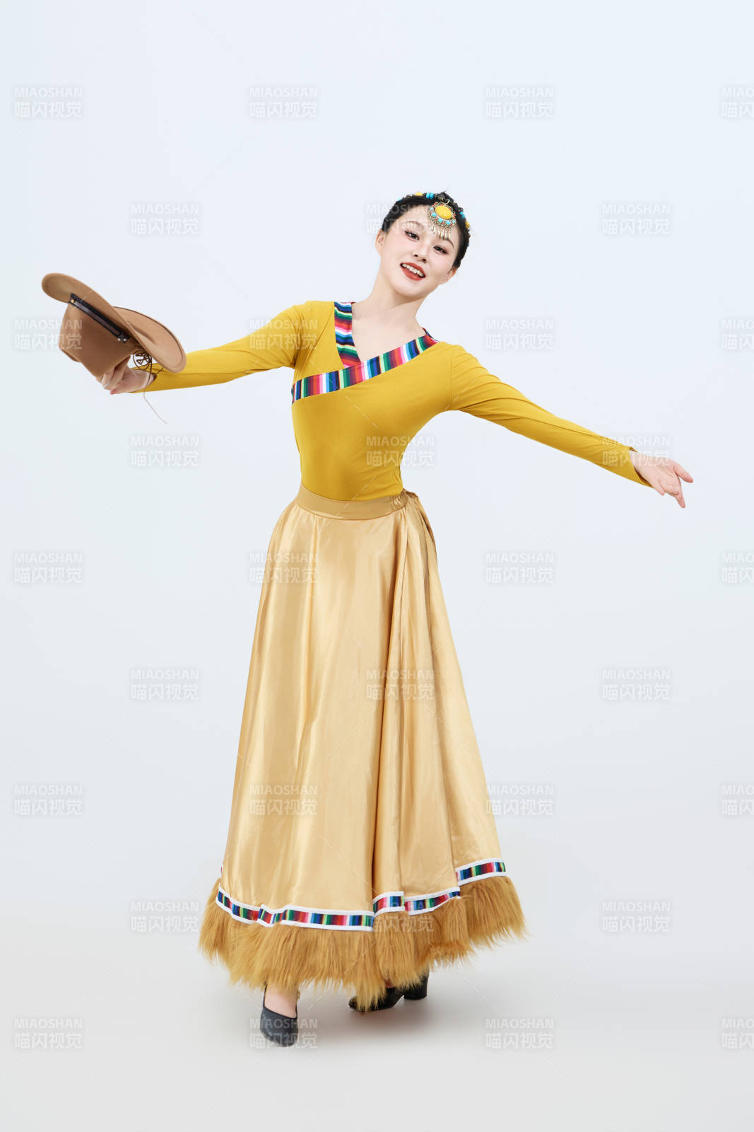 表演中國西藏藏族傳統鍋莊舞的美麗舞者