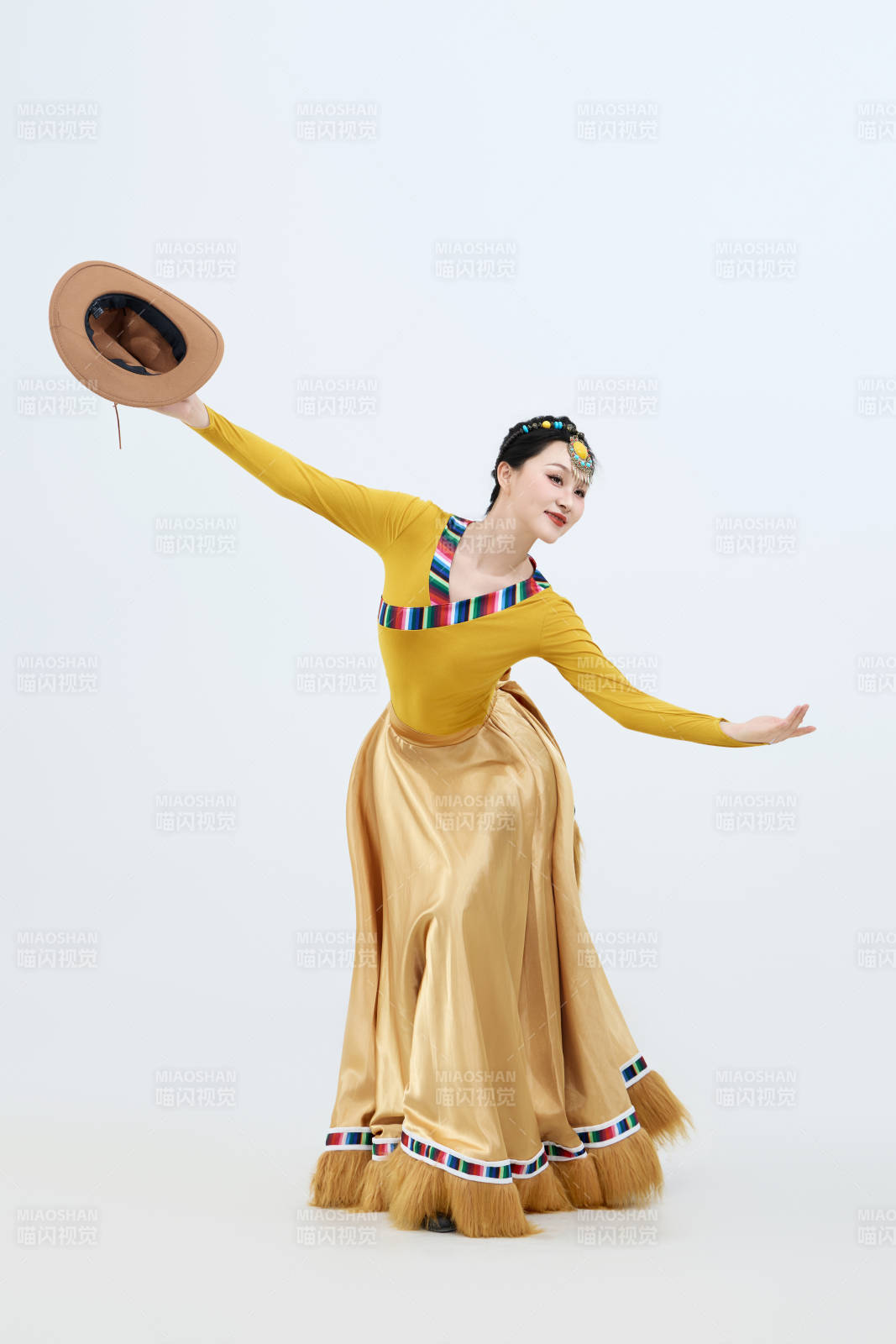 表演中國西藏藏族傳統鍋莊舞的美麗舞者